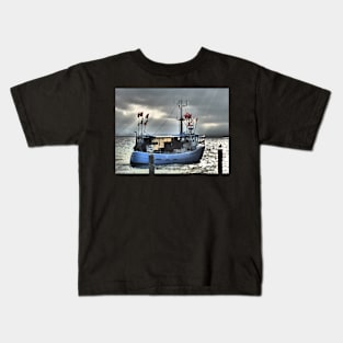 Fishing boat on departure Kids T-Shirt